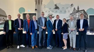 Auch das Treffen von Dr. Andre Baumann (5.v.l.) und Andreas Schwarz (5.v.r.) mit den Rathauschefs im Mai 2025 trug zu dem guten Ergebnis bei.