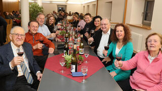 Freuen sich über einen außergwöhnlichen Beaujolais-Nouveau-Genuss beim Freundeskreis Hockenheim-Commercy in der Zehntscheune: Klaus Lauer (v. l.), Richard Werner, Christian und Dagmar Kramberg, Bürgermeister Matthias Beck und Fitore Kuci, Präsident Matthias Stier und Birgit Stier sowie Waltraud Lauer.