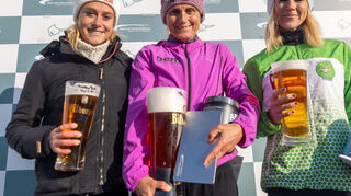 Die Siegerinnen über die Halbmarathondistanz: Leah Hanle (v. l.), Yvonne van Vlerken und Elina Gradl.