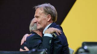 Auf der Bühne versöhnten sich der bisherige Präsident Reinhold Lunow und sein Nachfolger Hans-Joachim Watzke öffentlich