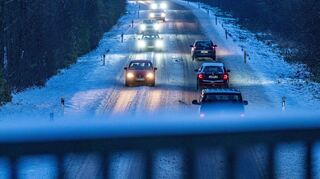 Auf glatten Straßen gerieten zahlreiche Fahrer und Fahrerinnen ins Schleudern.