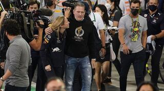 Beim ersten Titel von Max Verstappen zählte Vater Jos zu den ersten Gratulanten.