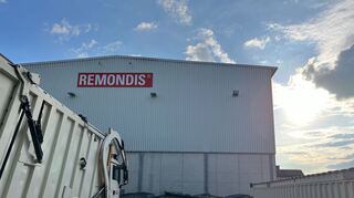 Müllfahrzeug und Container vor einer Remondis-Halle - das Abfallunternehmen ist in vielen Regionen Deutschlands sehr präsent.