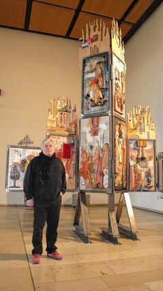 <p>Ein großes Werk: der Leimener Künstler Bernhard Apfel neben seinem Passionsaltar in der St.- Michael-Kirche in Rohrhof.</p>