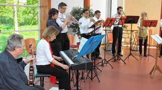 <p>Ensemble-Leiterin Heike Wagner trieb beim Konzert nicht nur ihren Bläserkreis, sondern auch zwei Gastmusiker zu frühlingshaften Höchstleistungen.</p>