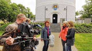 <p>Dreharbeiten am Hockenheimer Wahrzeichen: Sabine Weyers (M.) und Marina Nottbohm dürfen als "Begabte Hausfrauen" vor Redakteurin Eva Gnädig (r.), Kameramann Ulli Wahlkampf und Tontechniker Andreas Wetter am Wasserturm zanken.</p>