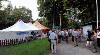 <p>Pünktlich zum Wetterumschwung: Die Besucher des Kulturbeutel-Zelts im Domgarten (oben) müssen sich keine Hochwasser-Sorgen machen. Mark Forster (u. l., am 20. Juni) und die Kleine Tierschau (u. r., am 8. Juni) treten dort auf.</p>