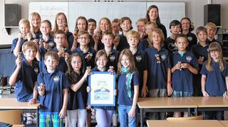 <p>Präsentiert stolz ihre Urkunde: Die Klasse 5 a des Gauß-Gymnasiums mit ihrer Klassenlehrerin Claudia Schlager erreichte beim CO-Maus-Wettbewerb den zweiten Platz.</p>