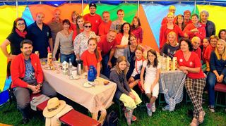 <p>Beim Zeltfestival besonders gefordert: Das Team des Kinder- und Jugendtheaters um Matthias Folz (Mitte) und seine ehrenamt-lichen Helfer sind froh, den Kulturbeutel gut über die Bühne gebracht zu haben.</p>