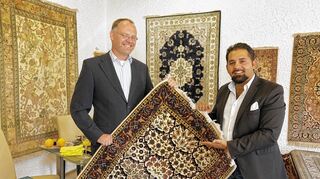 <p>Der städtische Wirtschaftsförderer Donald Pape heißt Isaak John, Inhaber der Orient-Teppich-Galerie Habibian, willkommen.</p>