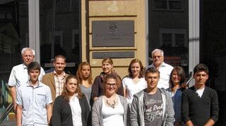 <p>Neue Auszubildende und Praktikanten bei der Stadt willkommen geheißen: Bürgermeister Werner Zimmermann, Jessica Rohleder, Julia Gritzbach, Laura Leuthner, Peter Halm und Personalamtsleiter Roland Ritz (hinten von rechts) sowie Maurice Hess, Melina Gudat, Paul Rühl, Julia Eckert, Meike Längle und Nicolas Kremer (vorne von rechts).</p>