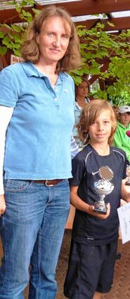 <p>So sehen Sieger aus: Jugendwartin Steffi Haas mit Jugend-Finalist Leonard Elischer (linkes Bild) und Sportwart Bastian Rohr mit Finalist Andreas Frosch und Sieger Patrick Rubelt (rechtes Bild, von links).</p>