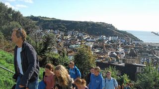 <p>Schüler beider Klassen besteigen die Burg von Hastings, Lehrer Klaus Volz (vorne, l.) ging voran.</p>