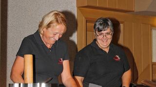 <p>Emma Lutz (l.) und Christina Fichtner geben Tipps rund ums Backen mit besonderen Formen.</p>
