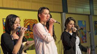<p>Für besinnliche Momente sorgten Laura Semel, Aylin Pohl und Safiye Yorulmaz (v.l.) beim Weihnachtskonzert der Schiller-Schule.</p>