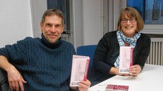 <p>Bezirkskantor Detlev Helmer und Kantoreisprecherin Annette Schulle-Dietrich stellen das neue Kantoreiprogramm vor.</p>