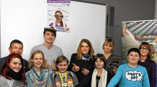 <p>Ahoi und Daumen hoch für das Projekt: Peter Mülbaier von den Stadtwerken, Projektleiter "Captain" Jan Schaarschmidt, Initiatorin Monika Maier-Kuhn, Lehrerin Sylvia Leykam und Sparkassen-Filialdirektorin Lena Büchner (hintere Reihe v. l.) sind von dem Modell des Sperrmüll-Floßes genauso angetan, wie die Schüler der fünften und sechsten Klasse der Kurt-Waibel-Förderschule (vordere Reihe), die bei der Pressekonferenz gleich mal auf Tuchfühlung mit dem Miniatur-Boot gingen.</p>