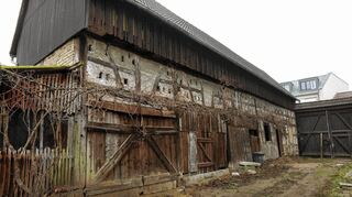 <p>Noch stehen die alten Gemäuer des fränkischen Gehöfts in der Hauptstraße 74. Bevor abgerissen werden kann, müssen Bauherr und Gemeinde Verträge für Ordnungsmaßnahmen abschließen. An die Stelle des ehemaligen Kämpf-Hauses kommt dann bis Jahresende ein Neubau mit fünf Eigentumswohnungen und einer Gewerbeeinheit. Im Obergeschoss des früheren Netto-Gebäudes wurde mit der Entkernung begonnen.</p>