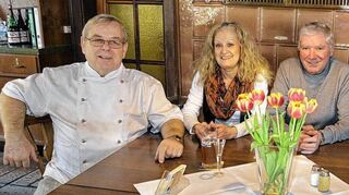 <p>Nur noch heute können es sich Besucher am Kamin bequem machen: Der Gasthof "Talhaus", 1894 als Waldrestaurant "Jägerlust" erstmals geöffnet, schließt. Inhaber Hans Seyfried (l.) verabschiedet sich am heutigen Donnerstag von seinen Gästen, zu denen auch Maria Käufer, Dietmar Wondra, Rüdiger Ueltzhöffer und Laila Fortes (v. l.) gehören.</p>