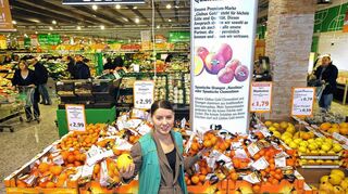 <p>Überzeugt von der Premiummarke "Globus Gold": Teamleiterin Olga Auer präsentiert Grapefruit und Mandarinen.</p>