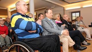 <p>Viele interessierte Zuhörer - unter ihnen auch Bürgermeister Thomas Jakob-Lichtenberg (Mitte) und Kreisrat Heinz Jahnke (rechts daneben) - verfolgten den Vortrag von Gerd Weimer, dem Behindertenbeauftragten des Landes Baden-Württemberg.</p>