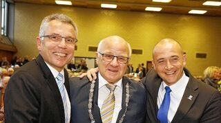 <p>Landrat Stefan Dallinger und Schwetzingens Oberbürgermeister Dr. René Pöltl gratulieren.</p>