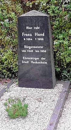 <p>Erster Ehrenbürger Hockenheims nach dem Zweiten Weltkrieg: Franz Hund leitete die Geschicke der Stadt als Bürgermeister von 1945 bis 1958 und erwarb sich große Anerkennung. Links seine Grabstätte auf dem Hockenheimer Friedhof.</p>