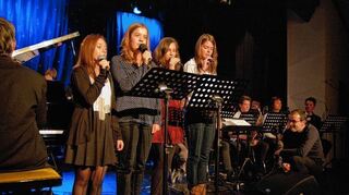 <p>Ganz ohne Zurückhaltung stimmen die vier Nachwuchssängerinnen auf der Bühne "Mo' Better Blues" an, zu dem sie einen eigenen Text verfasst haben (l.). Echo-Jazz-Preisträger Joo Kraus beeindruckt mit seinen mitreißenden Soli.</p>