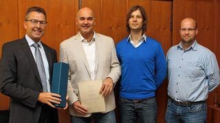 <p>Bürgermeister Schmitt, Frank Geschwill, Hauptamtsleiter Michael Thate und Personal- ratsvorsitzender Michael Szeifert-Kiss.</p>