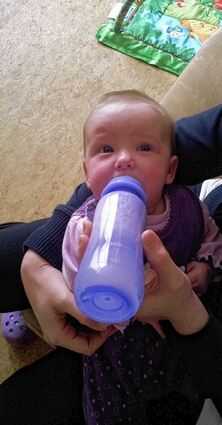 <p>Das schmeckt: Die kleine Viola (elf Wochen) nuckelt zufrieden an ihrer Flasche. Anfangsmilch (Pre-Nahrung) für Säuglinge zu bekommen, ist derzeit sehr schwierig, doch ihr Papa begab sich auf die Suche - mit Erfolg.</p>